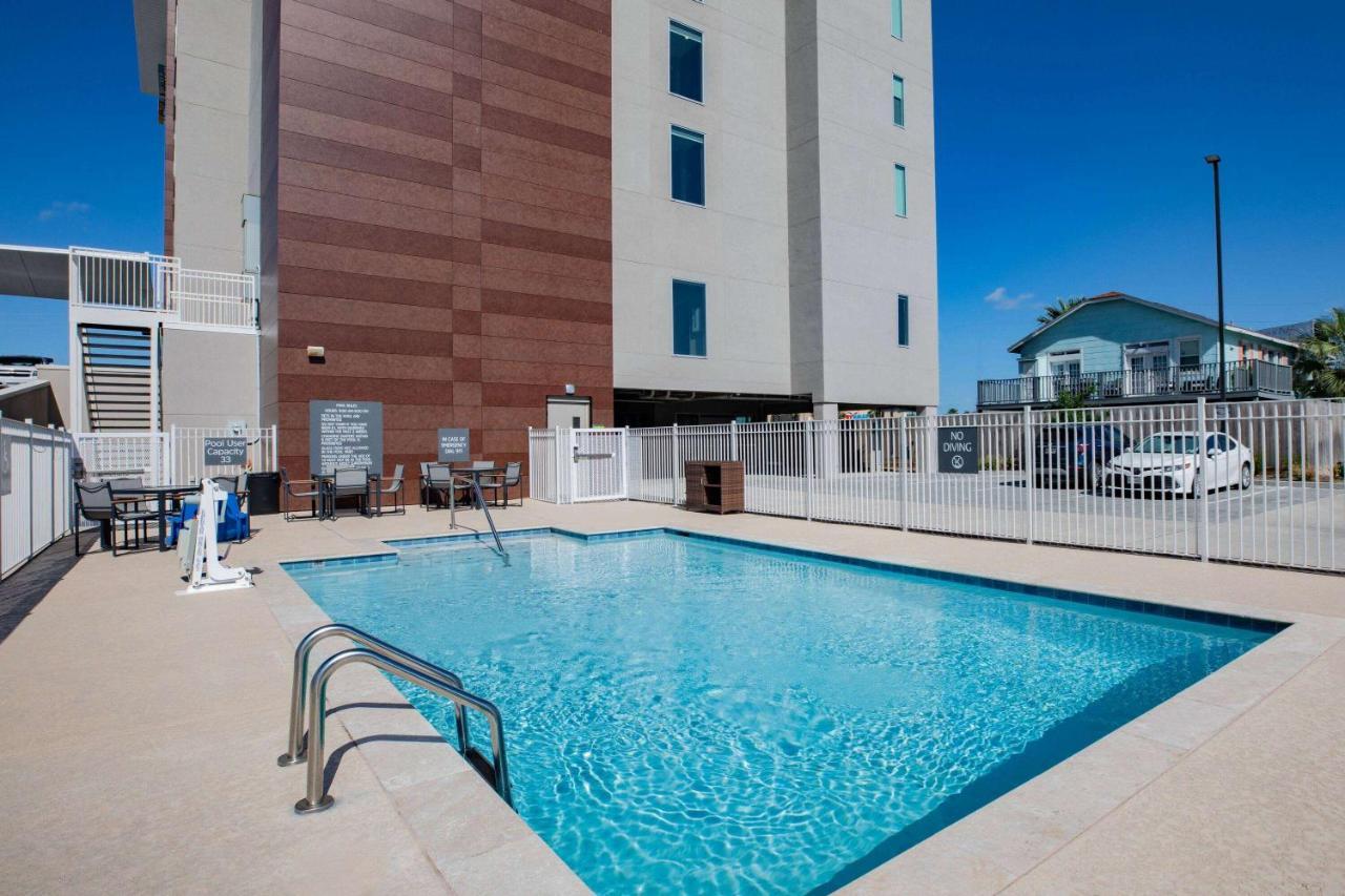 La Quinta Inn & Suites By Wyndham Galveston North At I-45 Exterior photo
